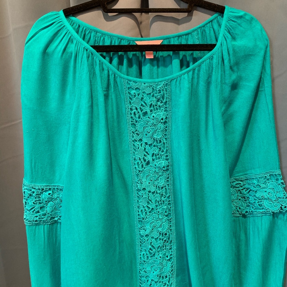 Lilly Pulitzer green top with lace on sleeve -L